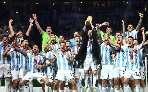 Messi levanta a taça e consagra a Argentina tricampeã do mundo