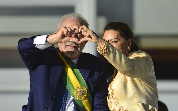 Lula assina medidas para reverter decretos de armas e sigilos de Bolsonaro