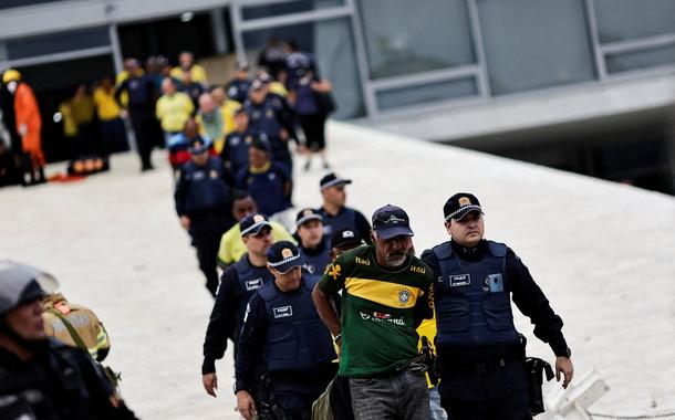 Polícia Federal busca agentes do GSI suspeitos de facilitar invasão do Palácio do Planalto