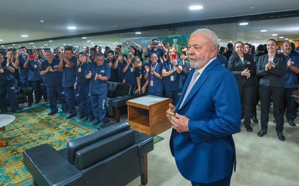 Lula agradece empenho de trabalhadores na reconstrução do Planalto após terrorismo bolsonarista