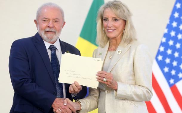Embaixadora dos Estados Unidos retoma soft power e demonstra encantamento com a cultura brasileira