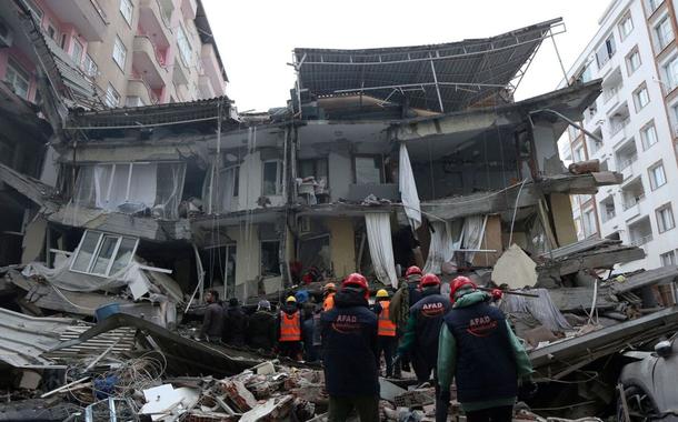 Número de mortos na Turquia e na Síria após terremoto ultrapassa 4 mil