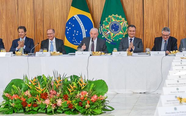 Em reunião com líderes partidários, Lula alinha sua base no combate aos juros altos