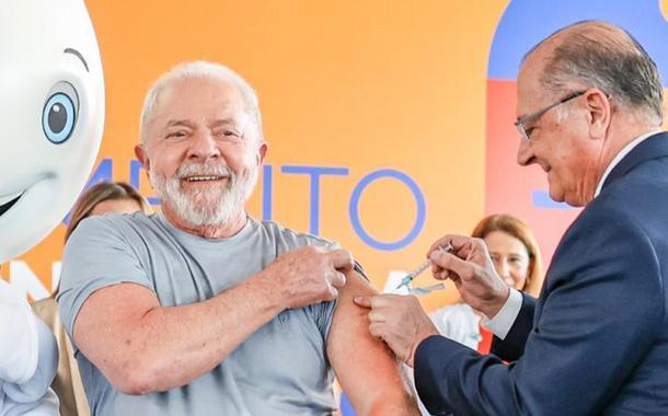 Alckmin vacina Lula contra a Covid com dose bivalente (vídeo)