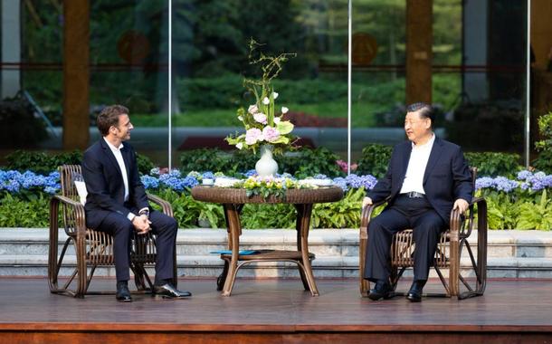 Macron volta transformado da China e mais distante dos EUA
