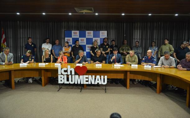 Prefeitura de Blumenau fecha escolas por uma semana para contratar seguranças privados