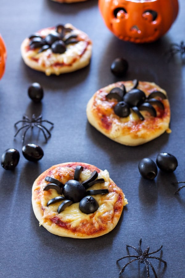 Mini Spider Pizzas | Recipe Runner | Spooky fun mini pizzas using delicious black olives! #CalOlivesHalloween #CleverGirls