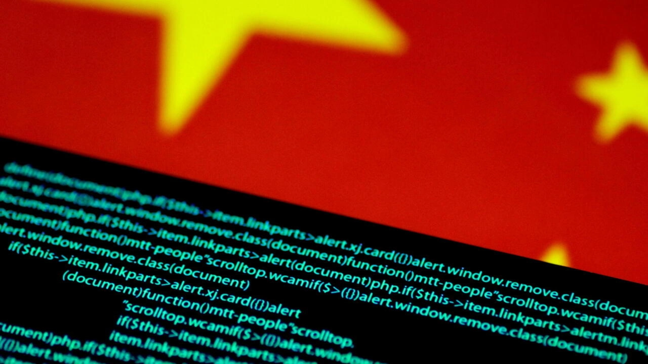 Màn hình hiện thị các mã máy tính và cờ Trung Quốc ở phía trên.. Ảnh minh họa chụp ngày 12/07/2017.