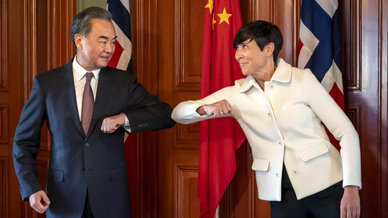 Ảnh tư liệu : Trong chuyến công du Na Uy, ngoại trưởng Trung Quốc Vương Nghị (T) đã được đồng nhiệm Na Uy Ine Eriksen Soreide đón tiếp, Oslo, ngày 27/08/2020.
