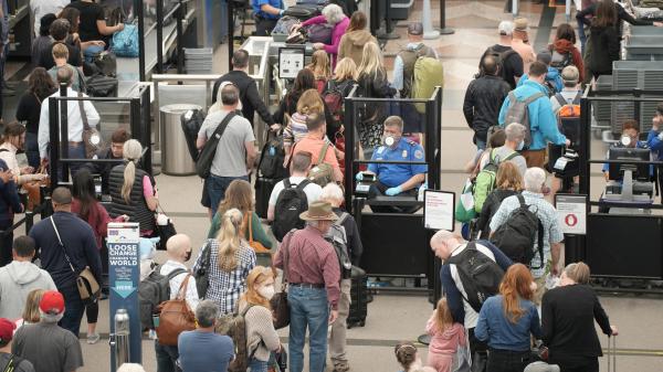 Flight cancellations pile up on busy Memorial Day weekend