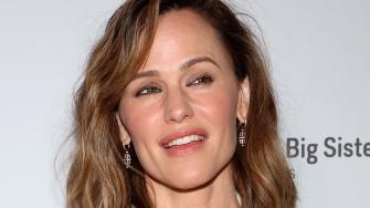 Jennifer Garner Shows Off Her Killer Legs And New Haircut And Proves She’s Aging In Reverse
