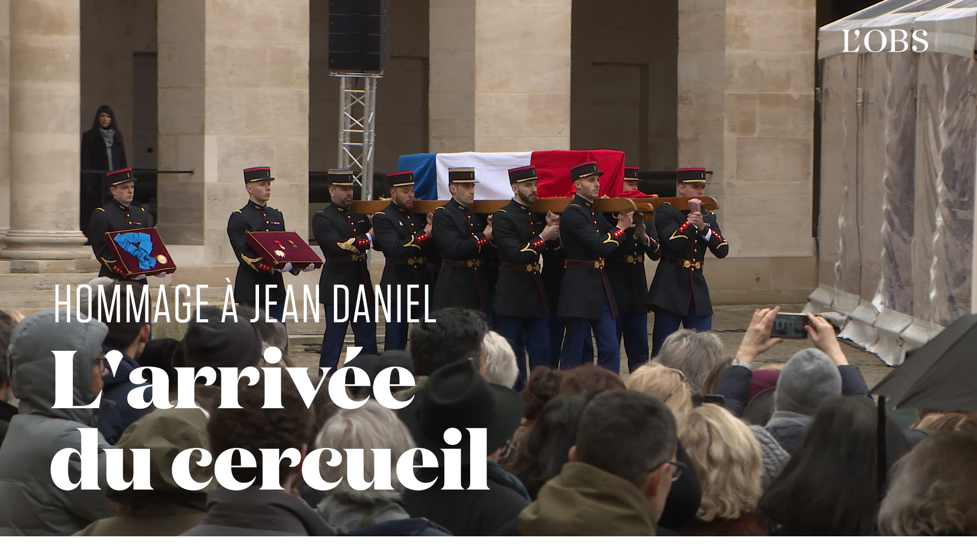 Cérémonie d'hommage à Jean Daniel : l'arrivée du cercueil aux Invalides