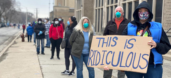 Wisconsin voters risk health waiting on line in face masks