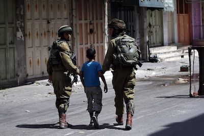 Petit enfant palestiniens arrêté par des militaires israéliens