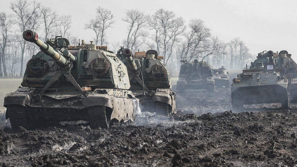 Des véhicules blindés russes près de la frontière de l'Ukraine