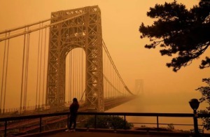 Un pont à New-York entouré d'un brouillard orange dû aux récents incendies de forêt au Canada.