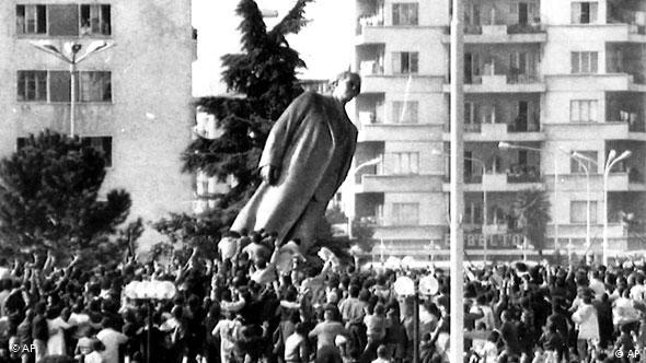 Albanien Geschichte Revolution Enver Hoxha Denkmal wird gestürzt in Tirana Flash-Galerie