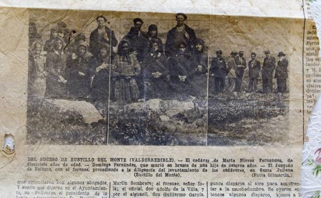 Recorte del periódico La Voz de Cantabria, del 3 de agosto de 1932, que recoge la foto de las mujeres de Bustillo orando ante los cadáveres de las dos vecinas asesinadas.