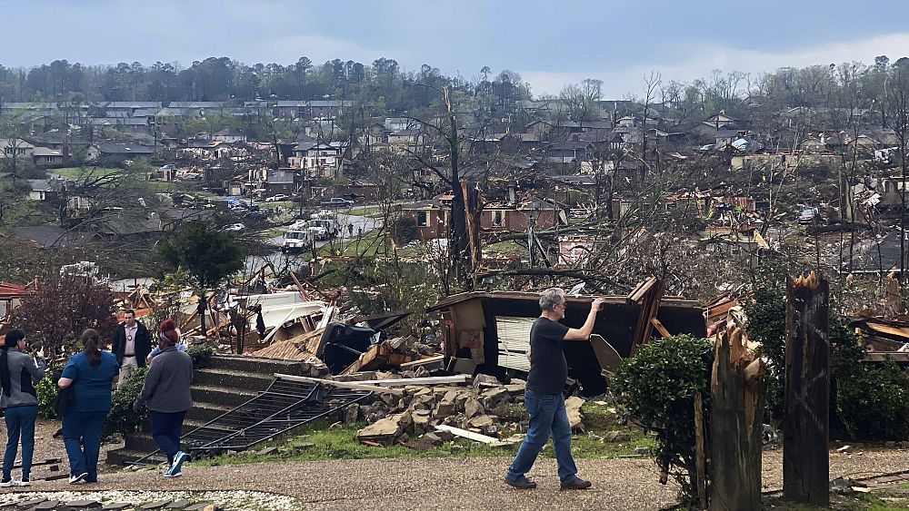 Tornados dejan muerte y destrucción en el Medio Oeste y sur de EEUU