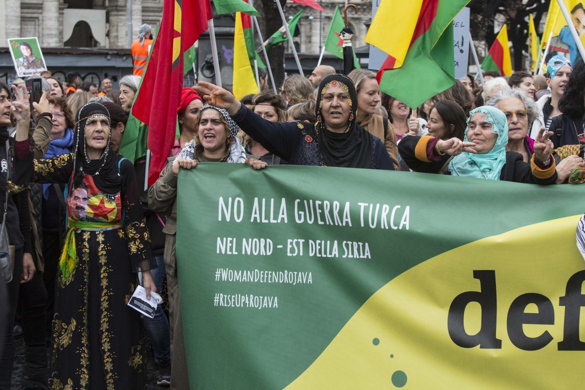 Le donne curde alla testa del corteo di Roma