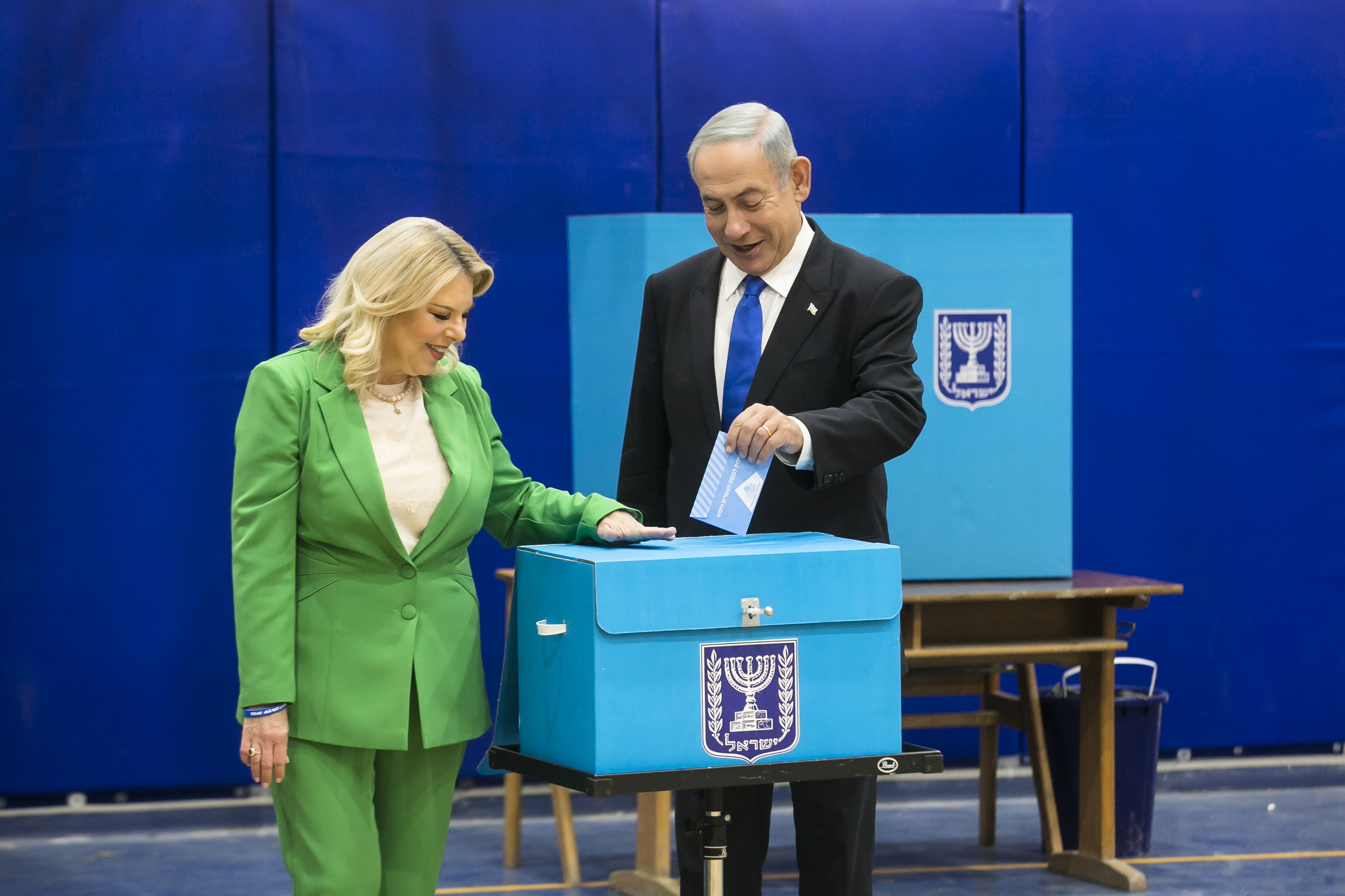 Likud party leader and former Prime Minister Benjamin Netanyahu and his wife Sara Netanyahu cast their vote in the Israeli general election.