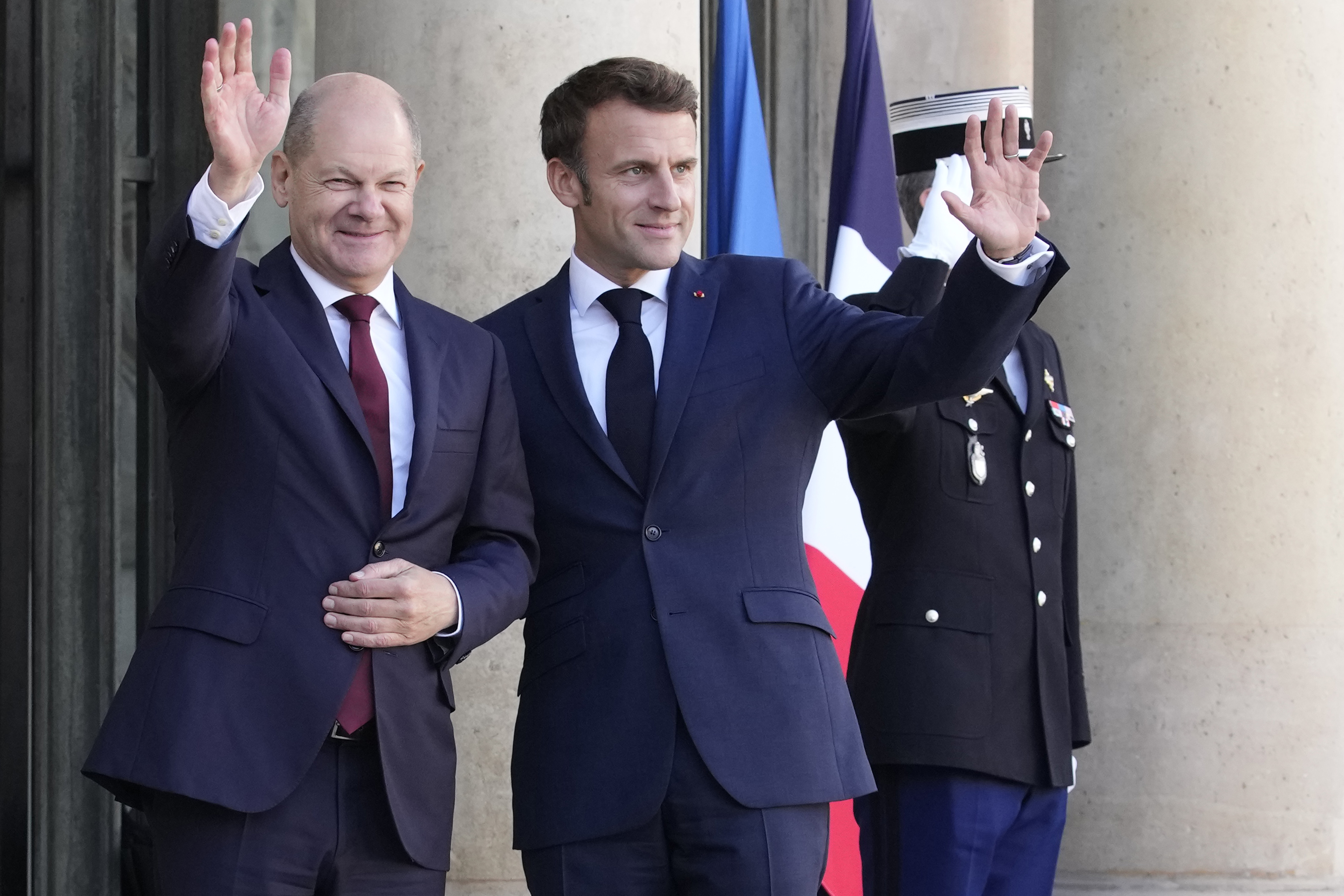 French President Emmanuel Macron (right) and German Chancellor Olaf Scholz in Paris.