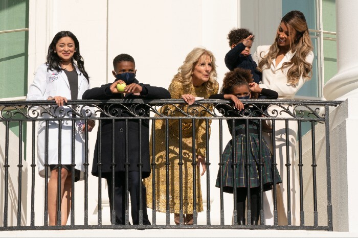 211118_CiaraWH_AP_NL_700.jpg Jill Biden, Ciara Wilson, her children and Hina Talib stand on a balcony at the White House.