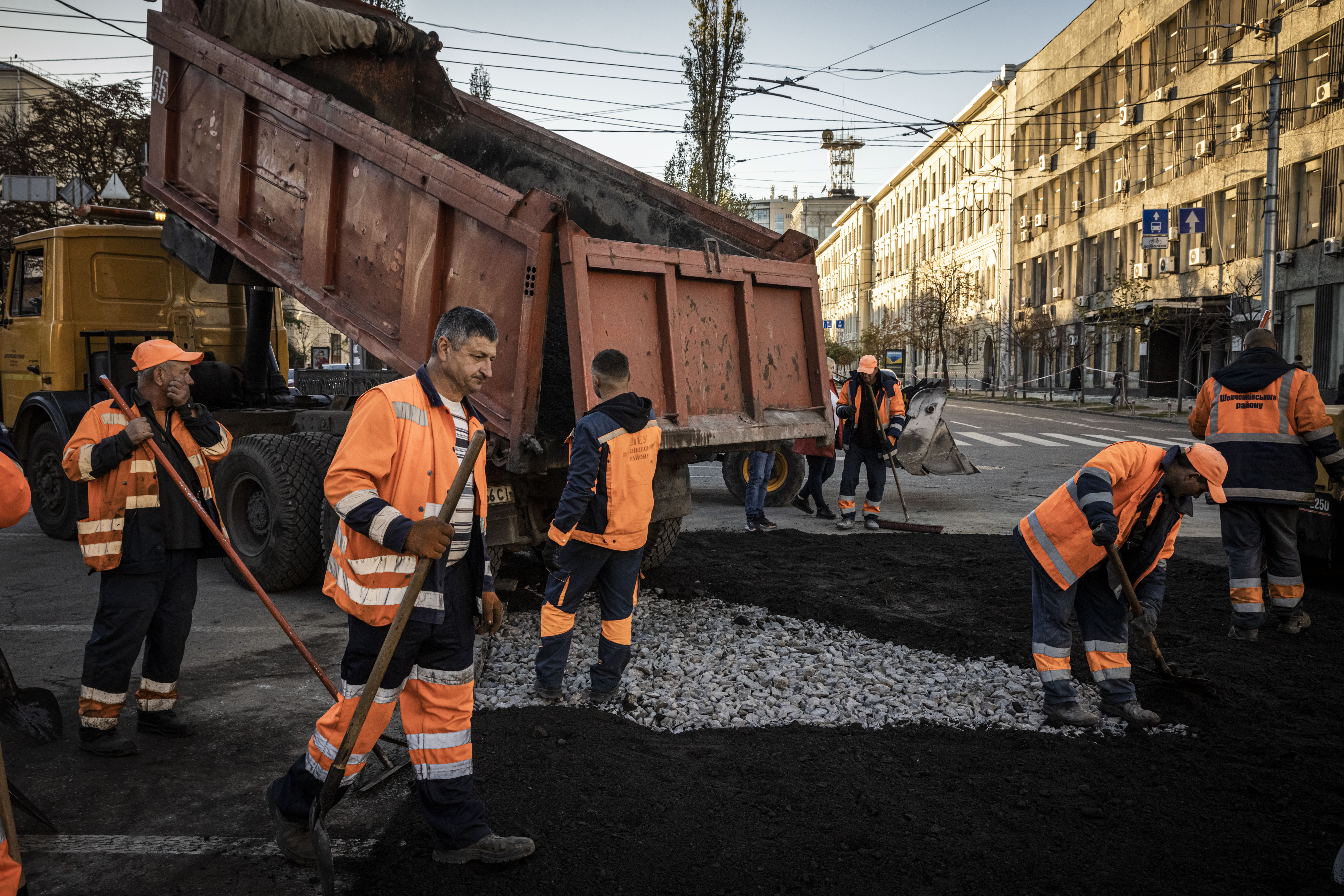 A photo of municipal workers in Kyiv. 