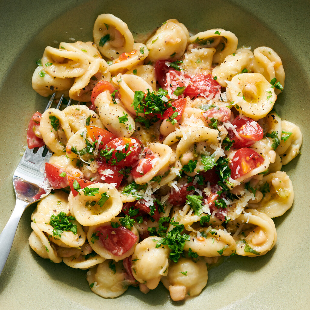 Pasta with white beans, tomato and parsley. 