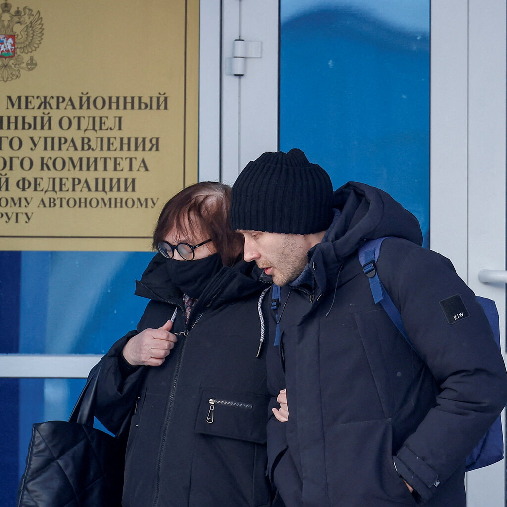 Lyudmila Navalnaya and Alexei Tsvetkov dressed in black coats and walking together.