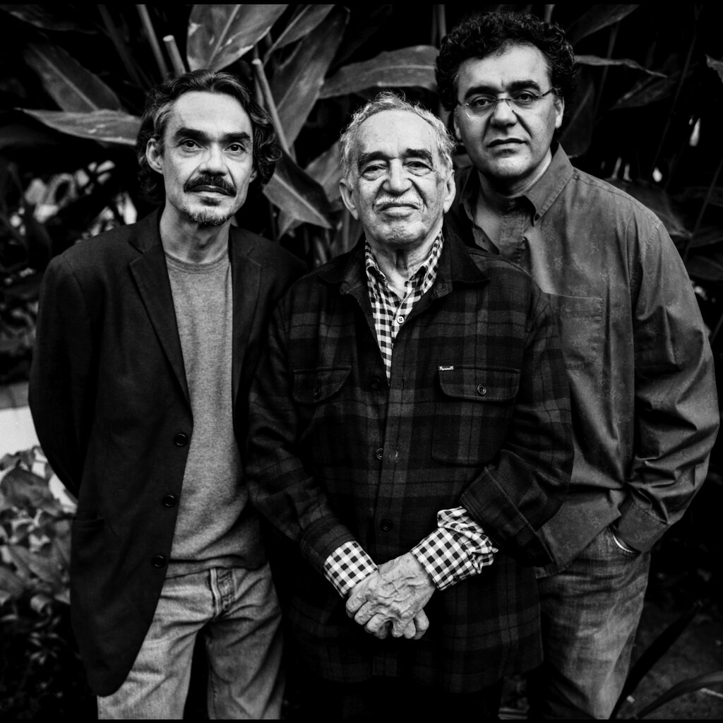 Gabriel García Márquez stands between his two sons in a black and white photo. On the left side of the photo is Gonzalo García Barcha and on the right is Rodrigo García. 