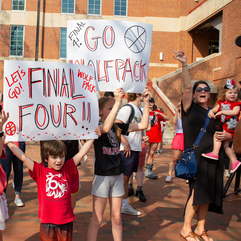Several children hold signs. One says: “Final Four!!” 