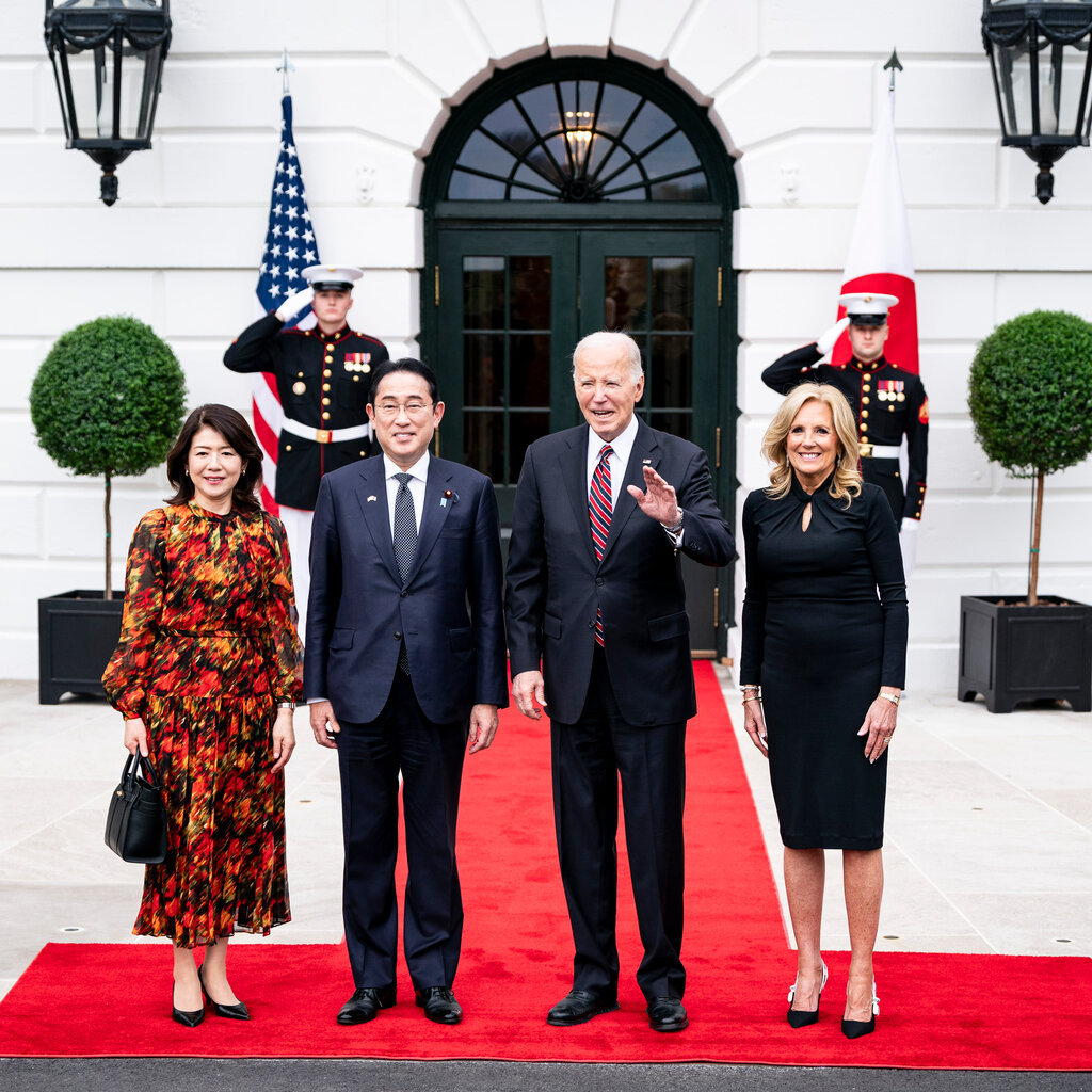 President Biden, Jill Biden, Prime Minister Fumio Kishida and Yuko Kishida in front of the White House. 