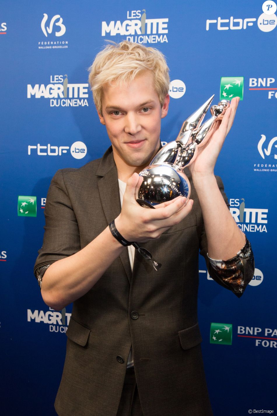Mustii (Thomas Mustin) récompensé pour le Magritte du meilleur espoir masculin lors de la 9ème Cérémonie des Magritte du Cinéma, qui récompense le septième art belge, au Square, à Bruxelles. Belgique, Bruxelles, 2 février 2019. © Alain Rolland / Imagebuzz / Bestimage Most promising actor Mustii (Thomas Mustin) poses with his award during the 9th edition of the Magritte du Cinema awards ceremony, Belgium, Brussels, 2 February 2019.02/02/2019 - Bruxelles