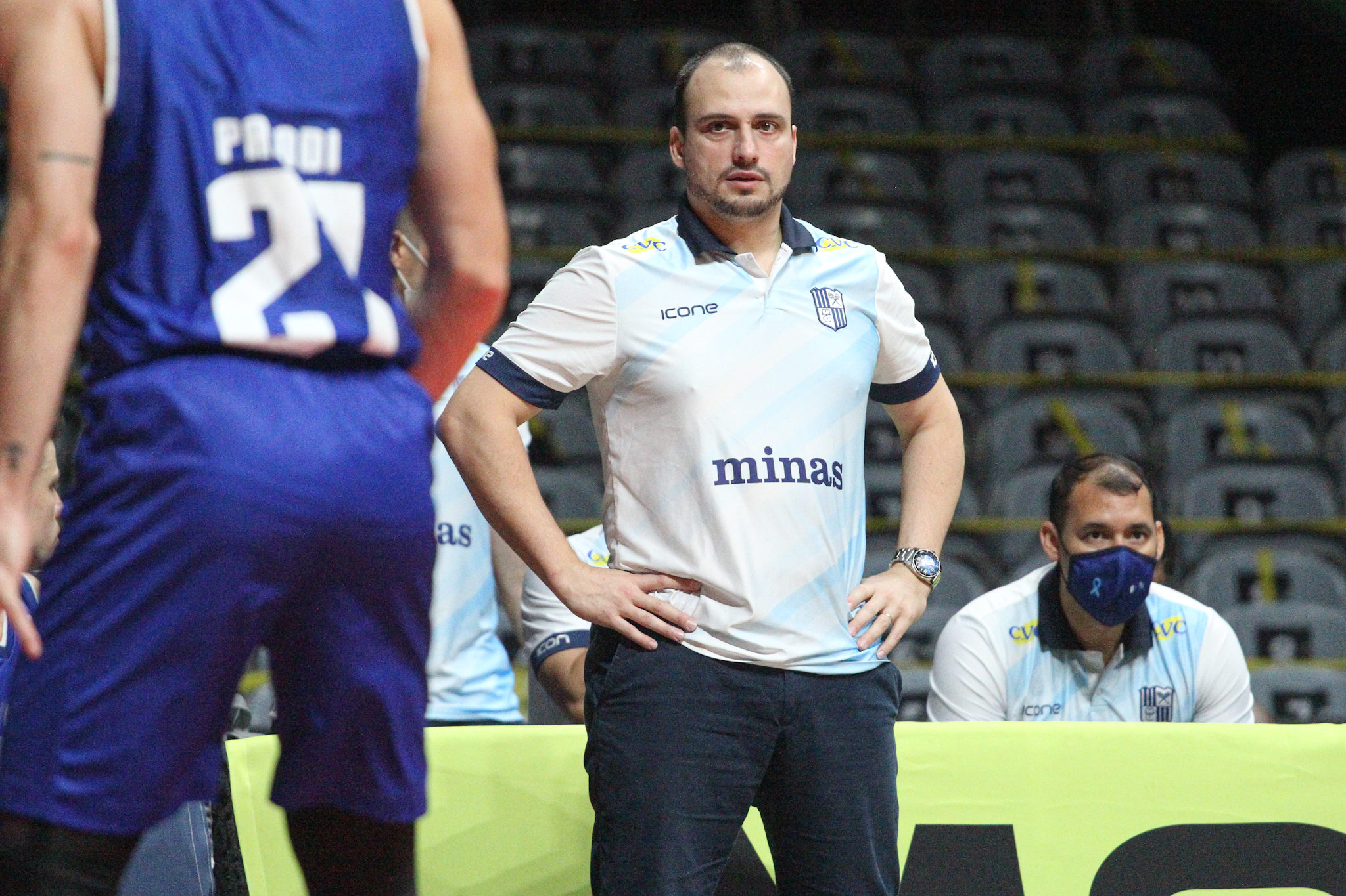 Técnico Léo Costa espera que a equipe consiga reagir como reagiu em jogos passados (Foto: Mari Sá/LNB)