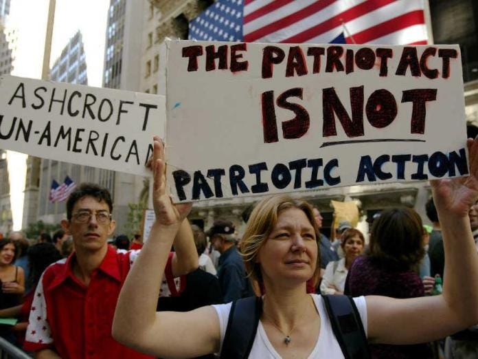 person holding signs in front of a crowd
Description automatica person holding signs in front of a crowd
Description automatica