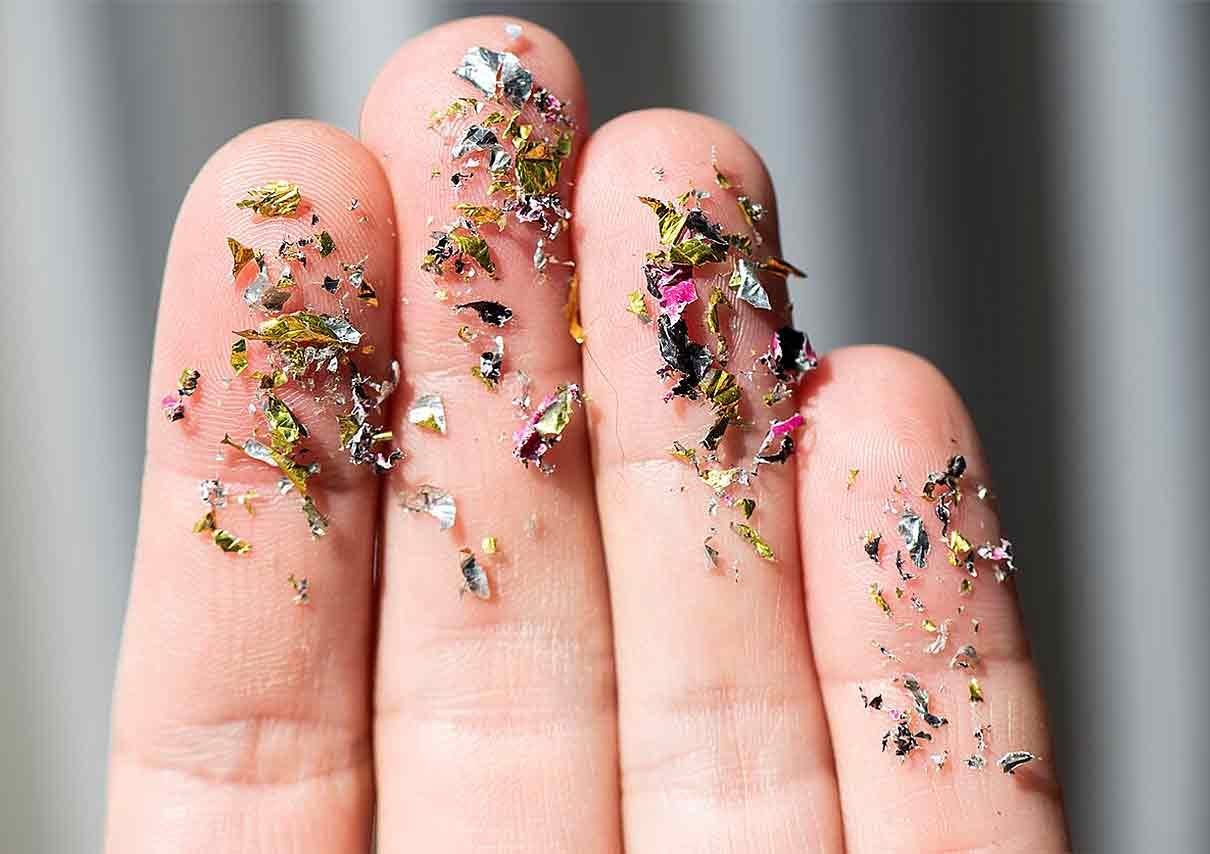 dedos de una persona machados con microplasticos para demostrar el impacto de los microplásticos en las abejas dedos de una persona machados con microplasticos para demostrar el impacto de los microplásticos en las abejas