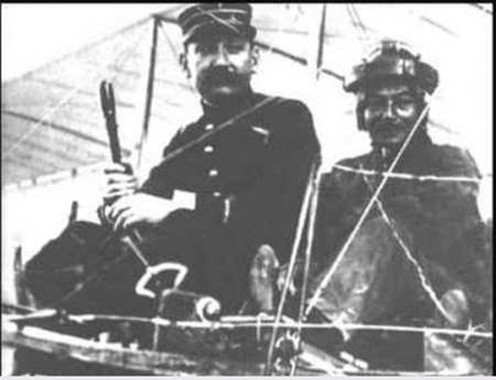 Đây là người phi công đầu tiên của VN , Đỗ Hữu Vị (1881-1916) trên máy bay Blériot, ông là con của Tổng Đốc Phương .