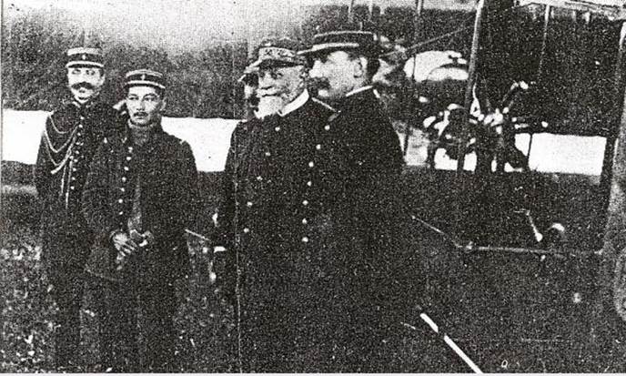 Đây là người phi công đầu tiên của VN , Đỗ Hữu Vị (1881-1916) trên máy bay Blériot, ông là con của Tổng Đốc Phương .