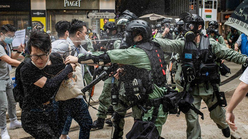 Cảnh sát xịt hơi cay để giải tán nhóm người biểu tình phản đối dự luật an ninh quốc gia ở Hồng Kông ngày 24.5