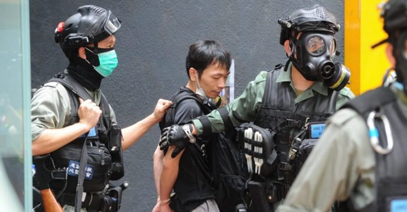 Cảnh sát bắt giữ người biểu tình tại Wanchai, Hong Kong ngày Chủ nhật 24/5/2020, (Ảnh: YAN ZHAO/AFP via Getty Images)