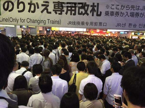 Tokyo, Nhật Bản. Tuyến xe JR dừng lại do bị sự cố, những người đi lại yên tĩnh xếp hàng đợi.