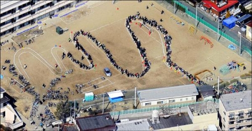 Nhật Bản sau trận động đất 311, người dân thành phố Sendai xếp hàng lấy nước ở sân vận động trong trường, hàng lối ngay ngắn không hề lộn xộn.