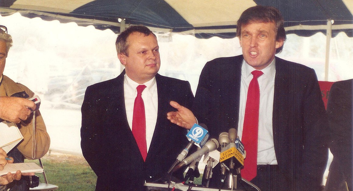 Mùa đông năm 1987, Trump, 41 tuổi, đáp trực thăng xuống tòa nhà thành phố New Hamsphire và thực hiện một bài phát biểu hùng hồn trước công chúng về việc Mỹ đang thua thiệt các nước khác như thế nào. Nghe thật quen thuộc phải không?