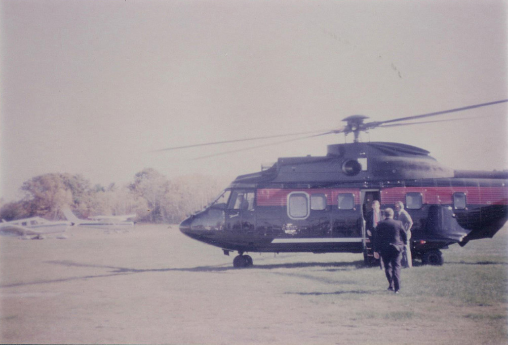 Donald Trump (bên trái) đi xuống từ chiếc trực thăng riêng ở bãi đáp Hampton Air eld tại New Hampshire, tháng 10/1987. Mike Dunbar đi tới chiếc trực thăng để đón ông (Ảnh do Mike Dubar cung cấp)