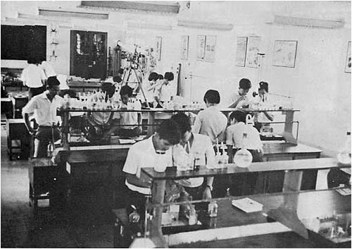 Một lớp thử nghiệm hoá chất tại trường Petrus Ký