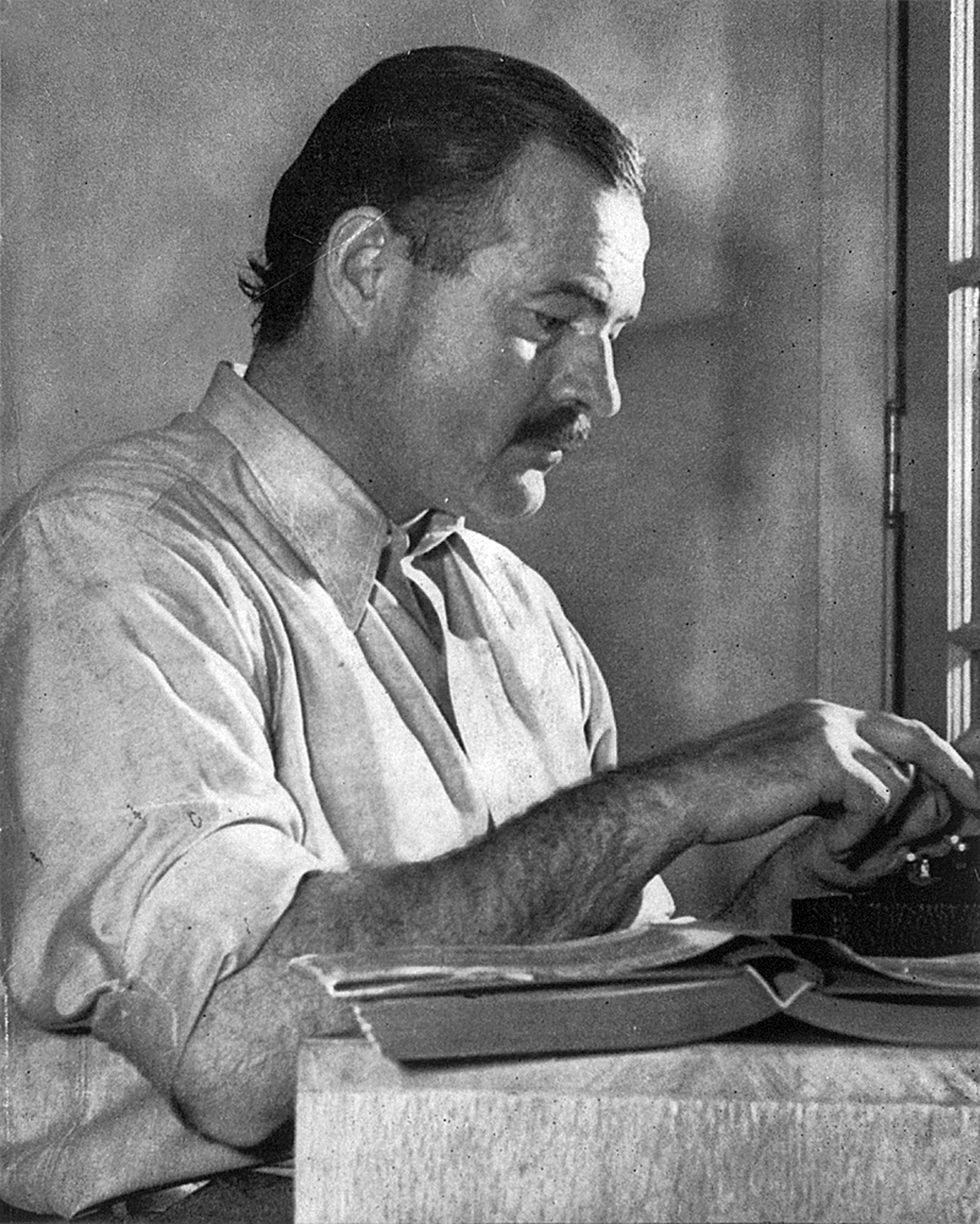 https://upload.wikimedia.org/wikipedia/commons/2/28/ErnestHemingway.jpg