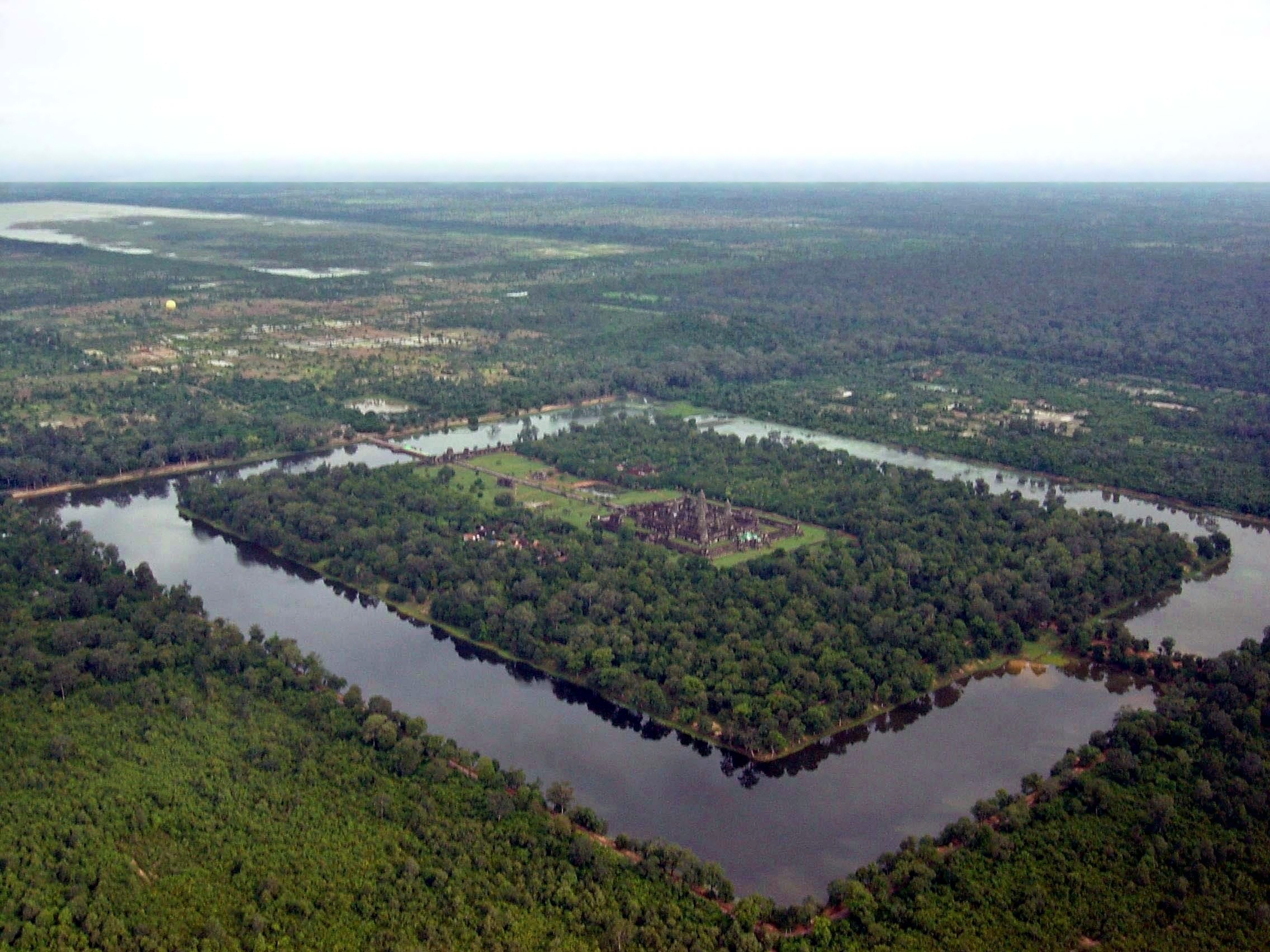 https://upload.wikimedia.org/wikipedia/commons/5/5d/Angkor-Wat-from-the-air.JPG