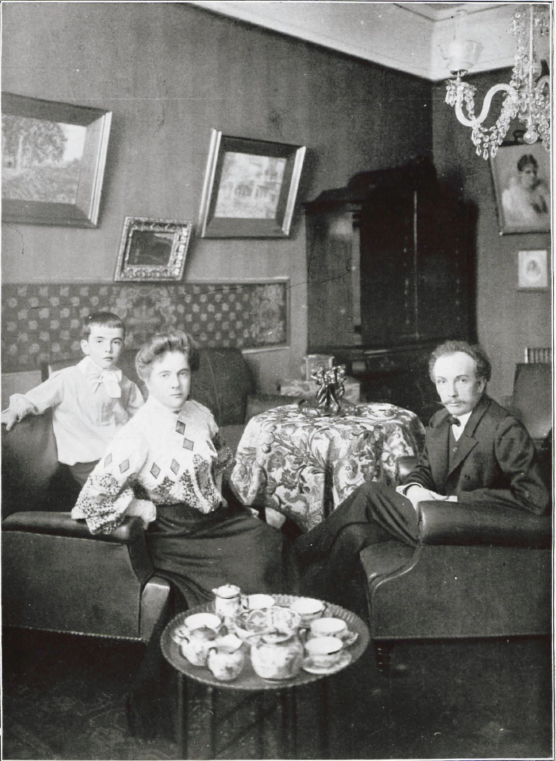https://upload.wikimedia.org/wikipedia/commons/7/73/Richard_Strauss_u_Familie_%28BerlLeben_1904-12_AZander%26SLabisch%29.jpg