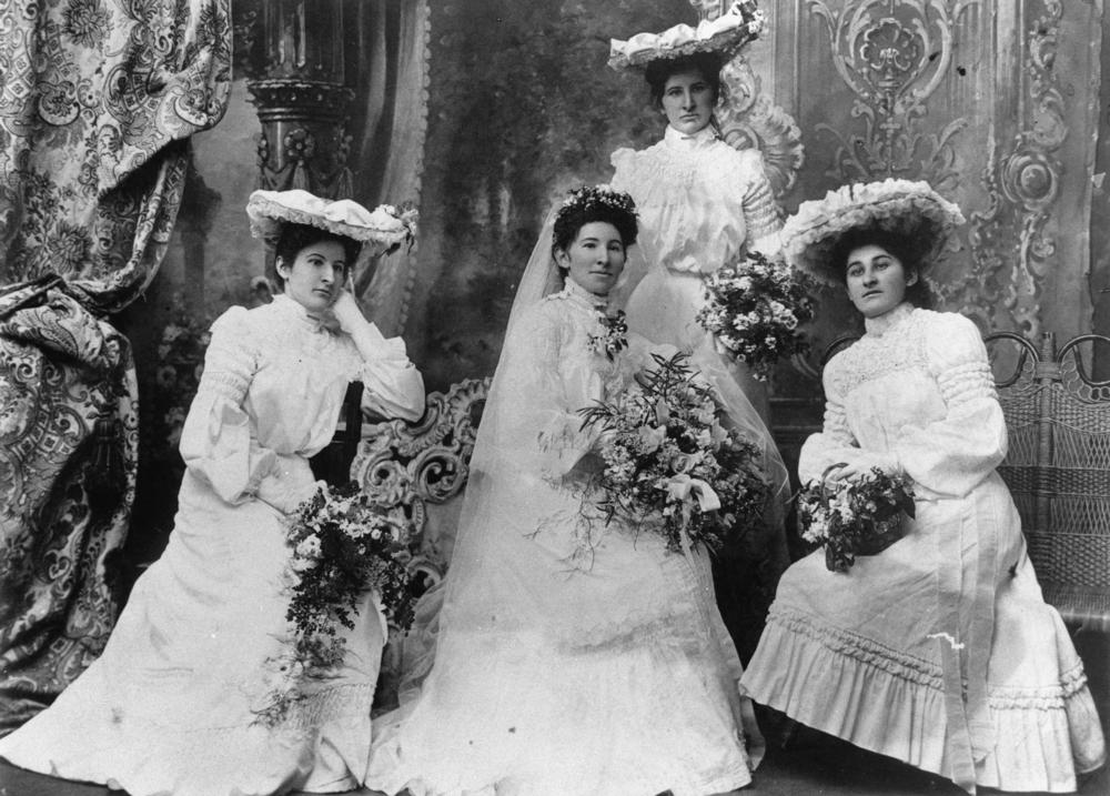 StateLibQld_1_43355_Bride_and_bridesmaids,_1900-1910.jpg (1000×717)